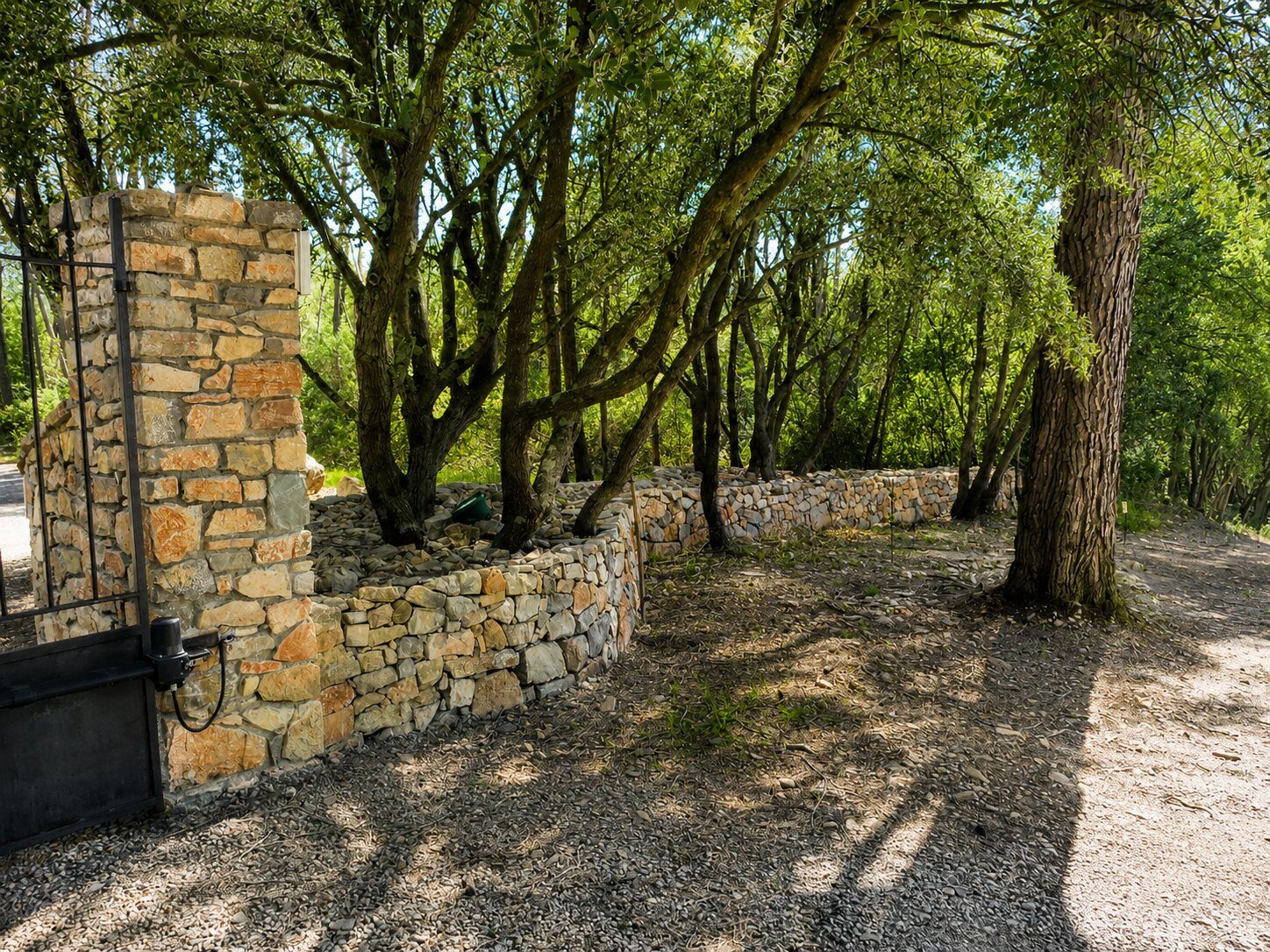 Portail et murs courbes en pierres