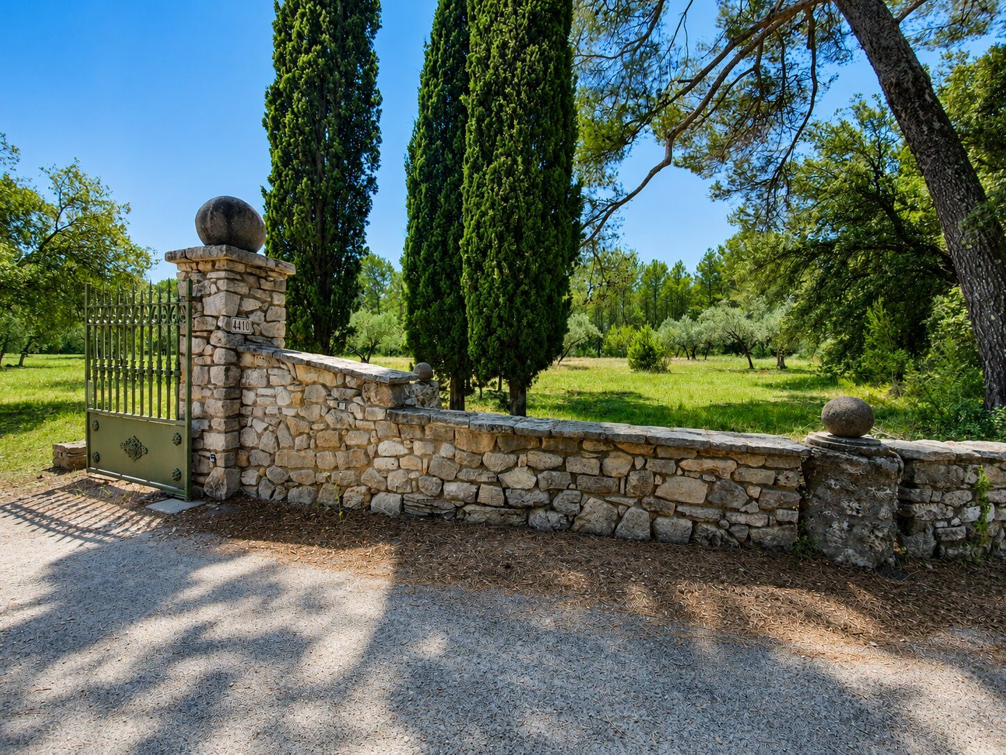 Mur en pierres sèches dans le Var
