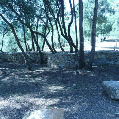 Portail et mur en pierres