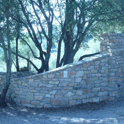 Portail et mur en pierres