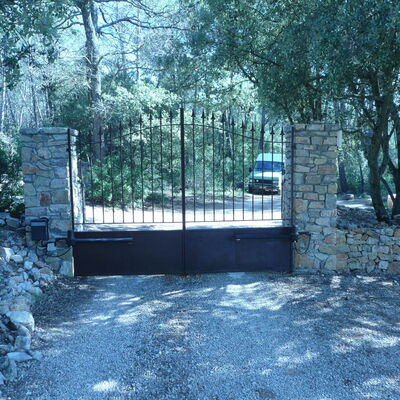 Portail et mur en pierres