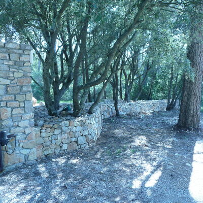 Portail et mur en pierres